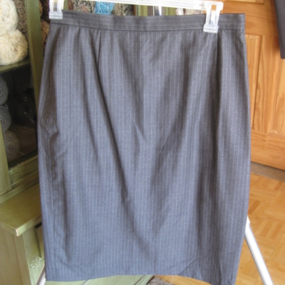 Escada grey pinstripe skirt - Picture 5 of 7